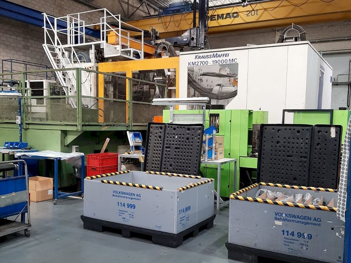 Čelní pohled  na Krauss Maffei 2700/19000 MC  stroj