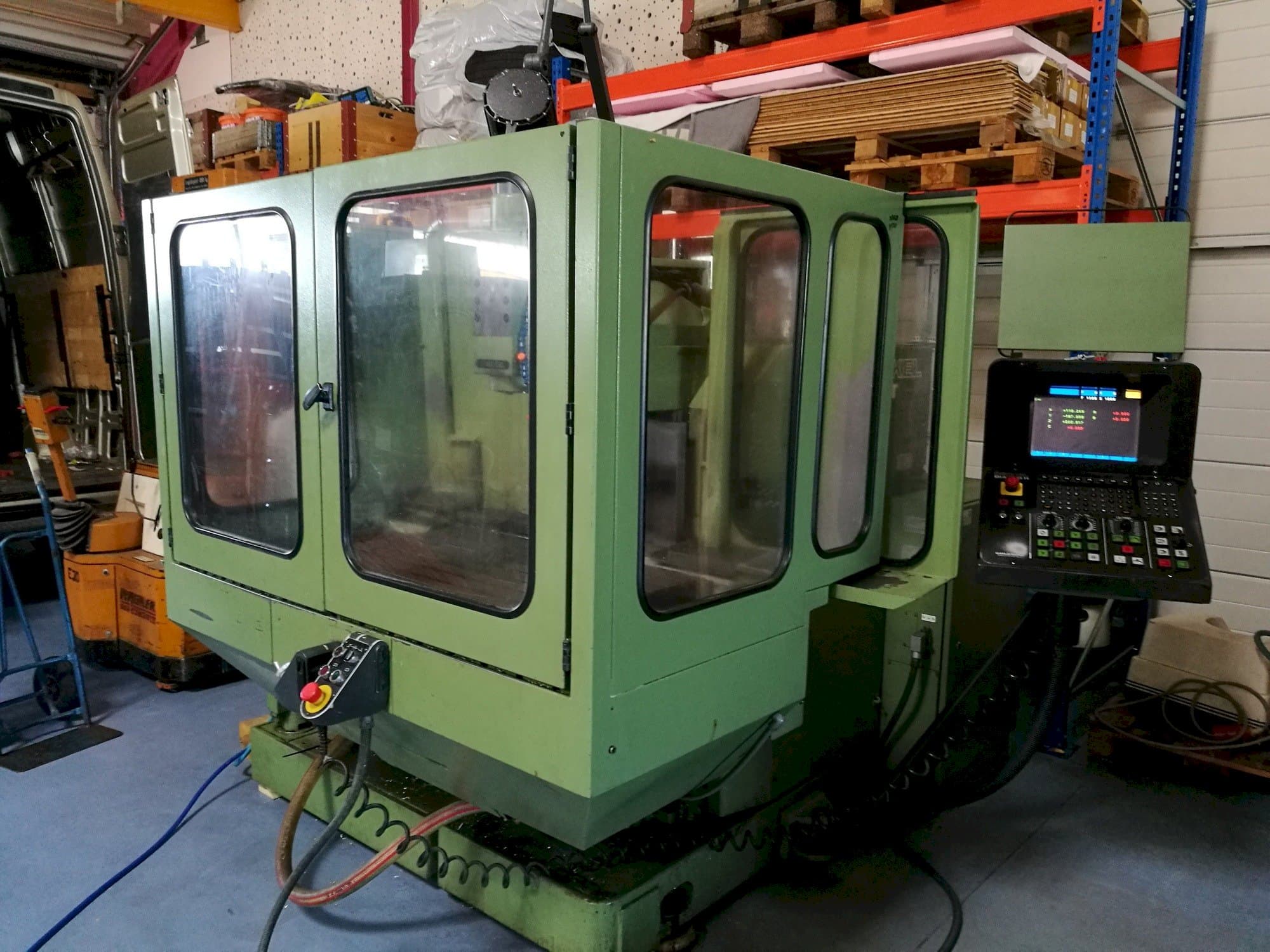 Čelní pohled  na DECKEL FP4AT  stroj