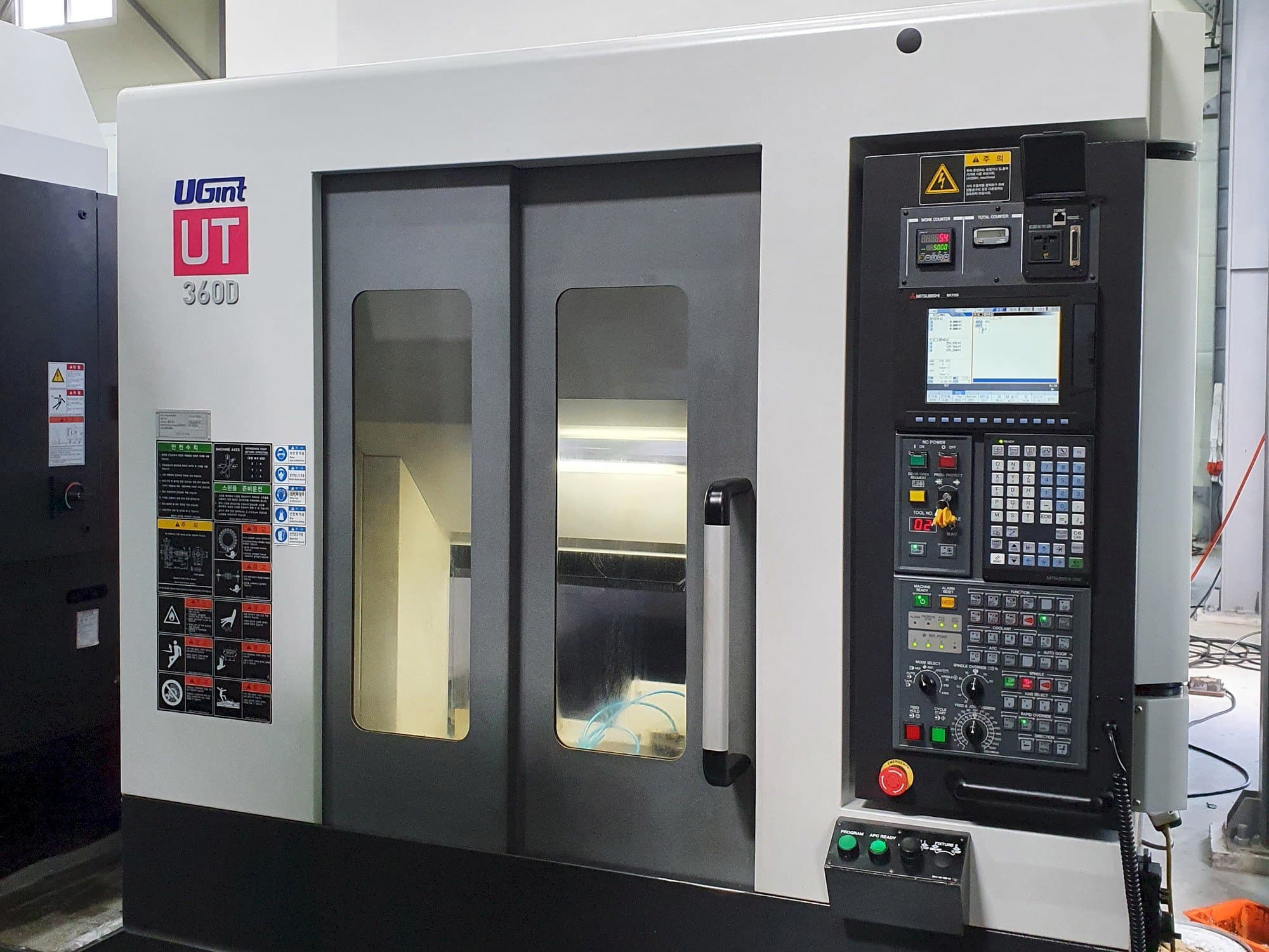 Čelní pohled  na UGINT UT360D  stroj