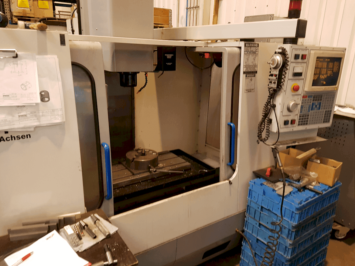 Čelní pohled  na HAAS VF1  stroj