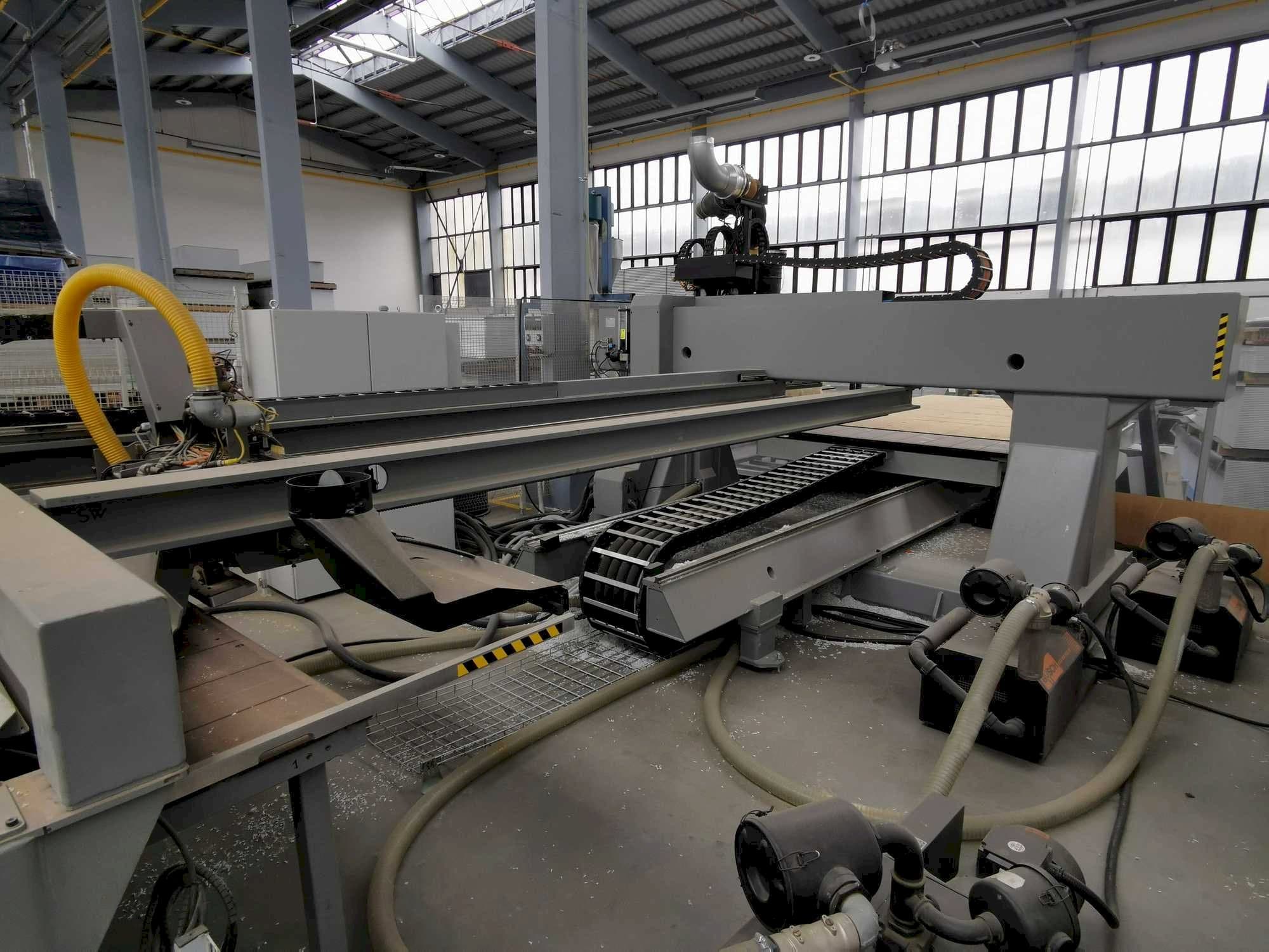 Čelní pohled  na BIESSE EXCEL NBC 712 X1-S  stroj