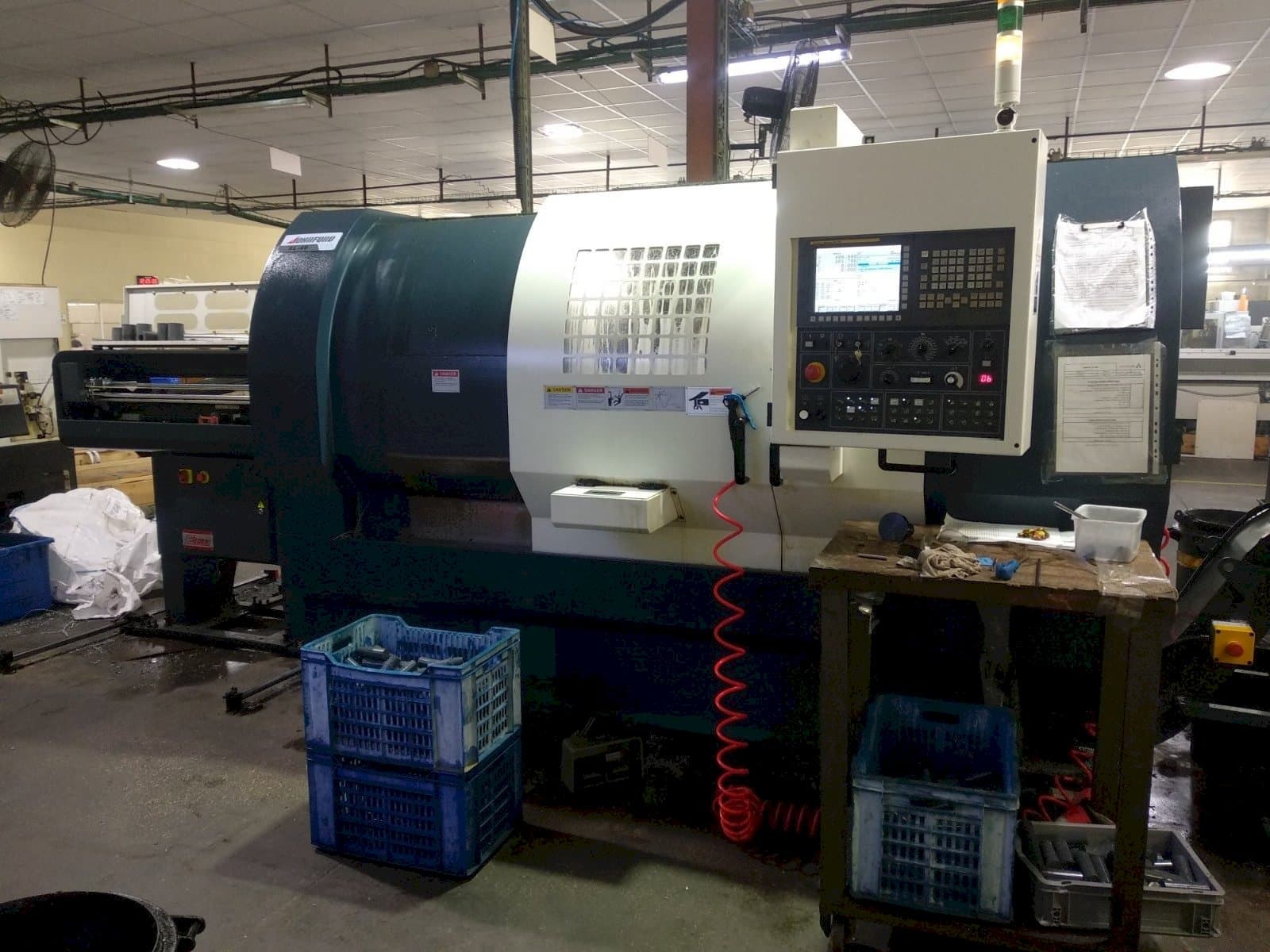 Čelní pohled  na Johnford SL-40  stroj