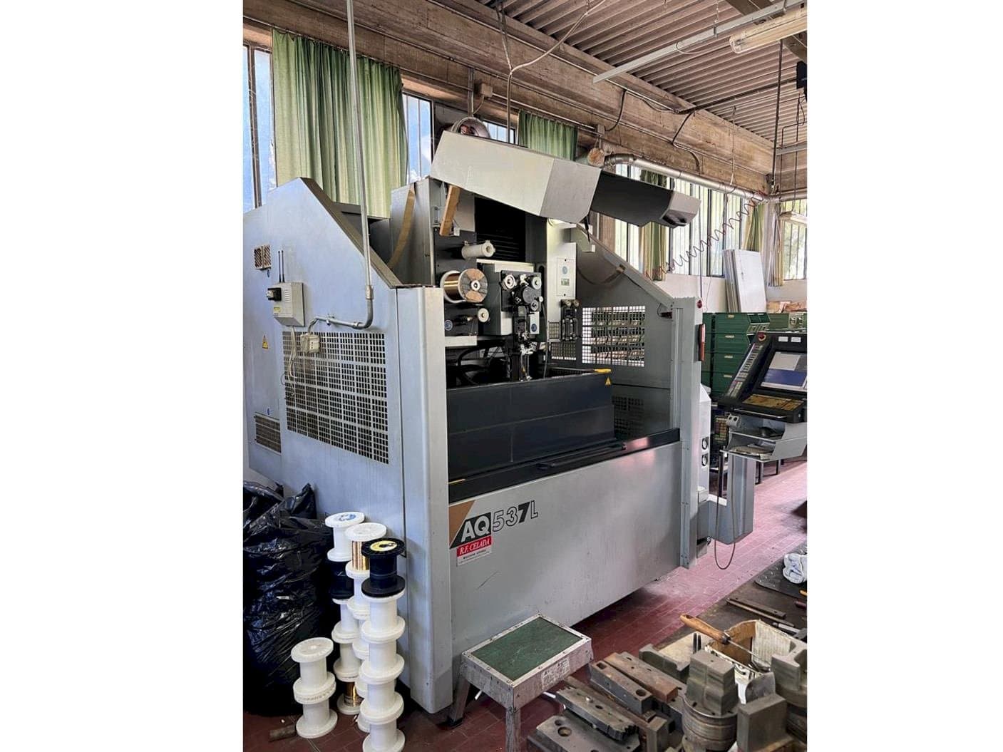 Čelní pohled  na Sodick AQ537L  stroj