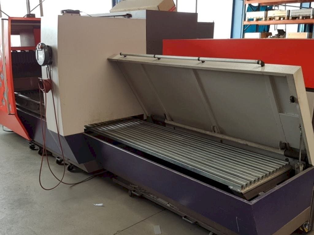 Čelní pohled  na Bystronic Byvention 3015  stroj