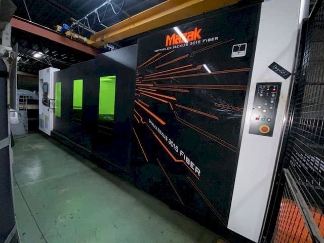 Čelní pohled  na Mazak Optiplex Nexus 3015  stroj