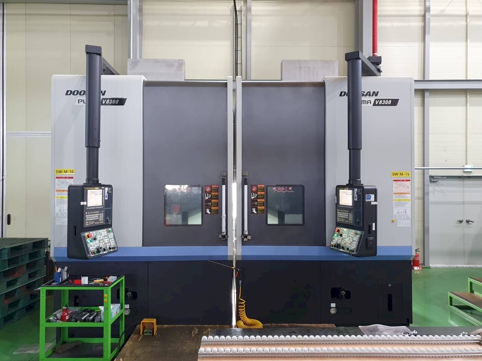 Čelní pohled  na Doosan V8300R  stroj