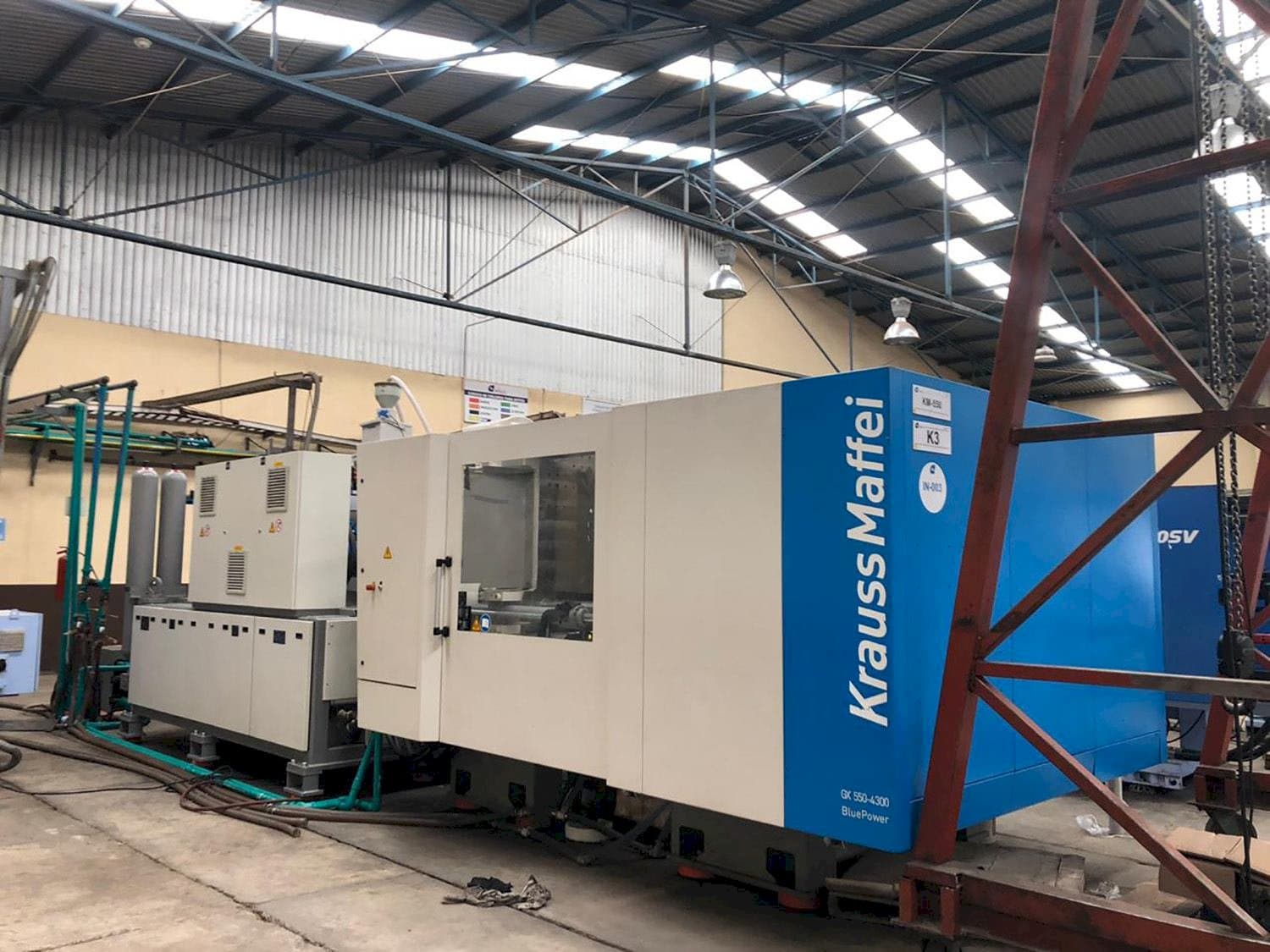 Čelní pohled  na Krauss Maffei 550-4300 GX  stroj