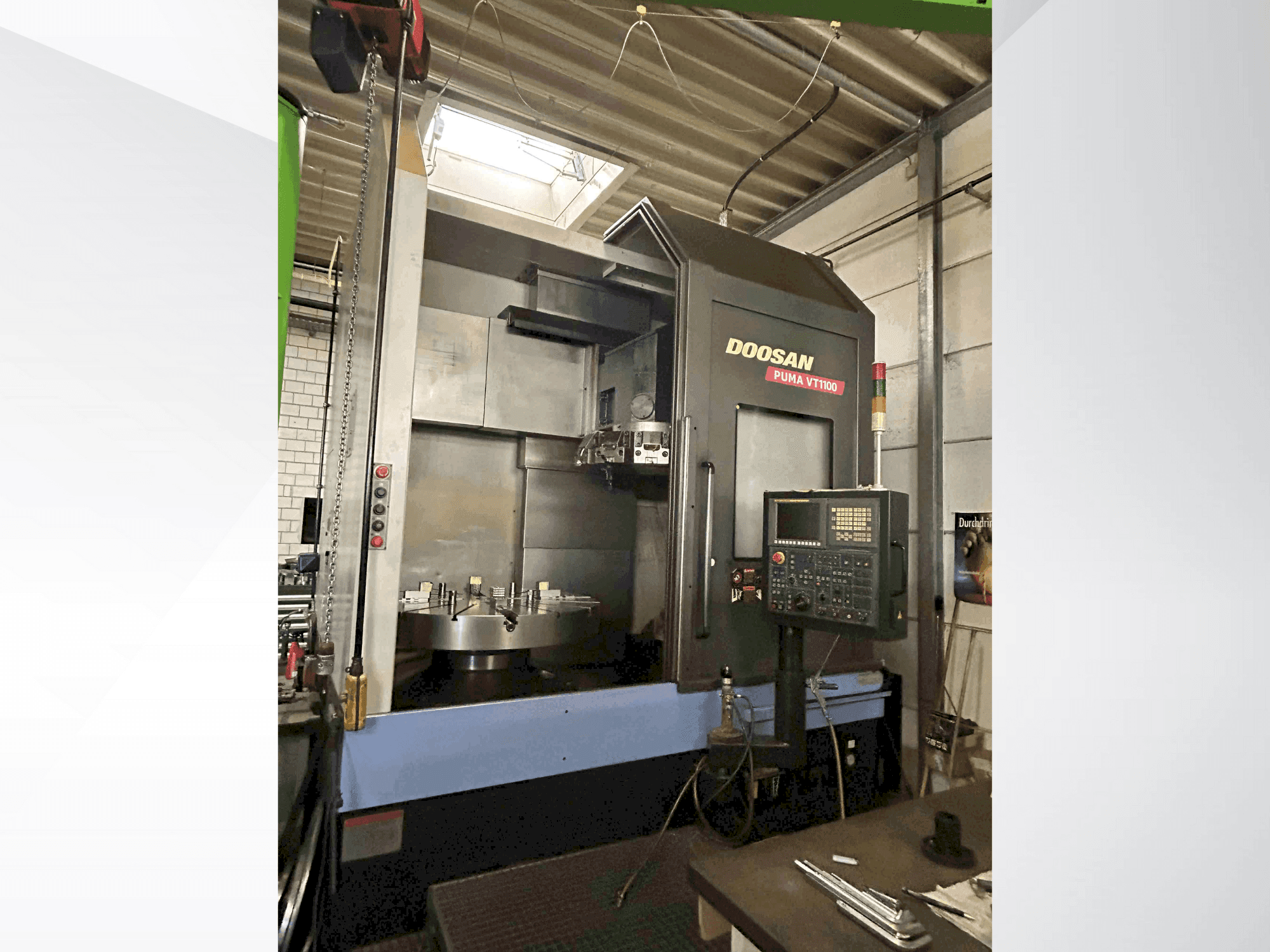 Čelní pohled  na DOOSAN Puma VT1100  stroj