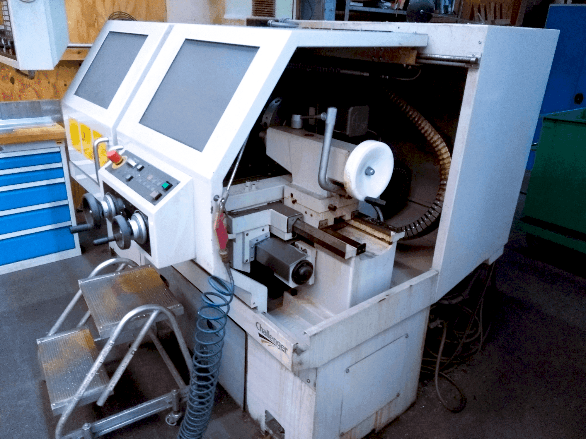 Čelní pohled  na Challenger MICROTURN BNC 446  stroj