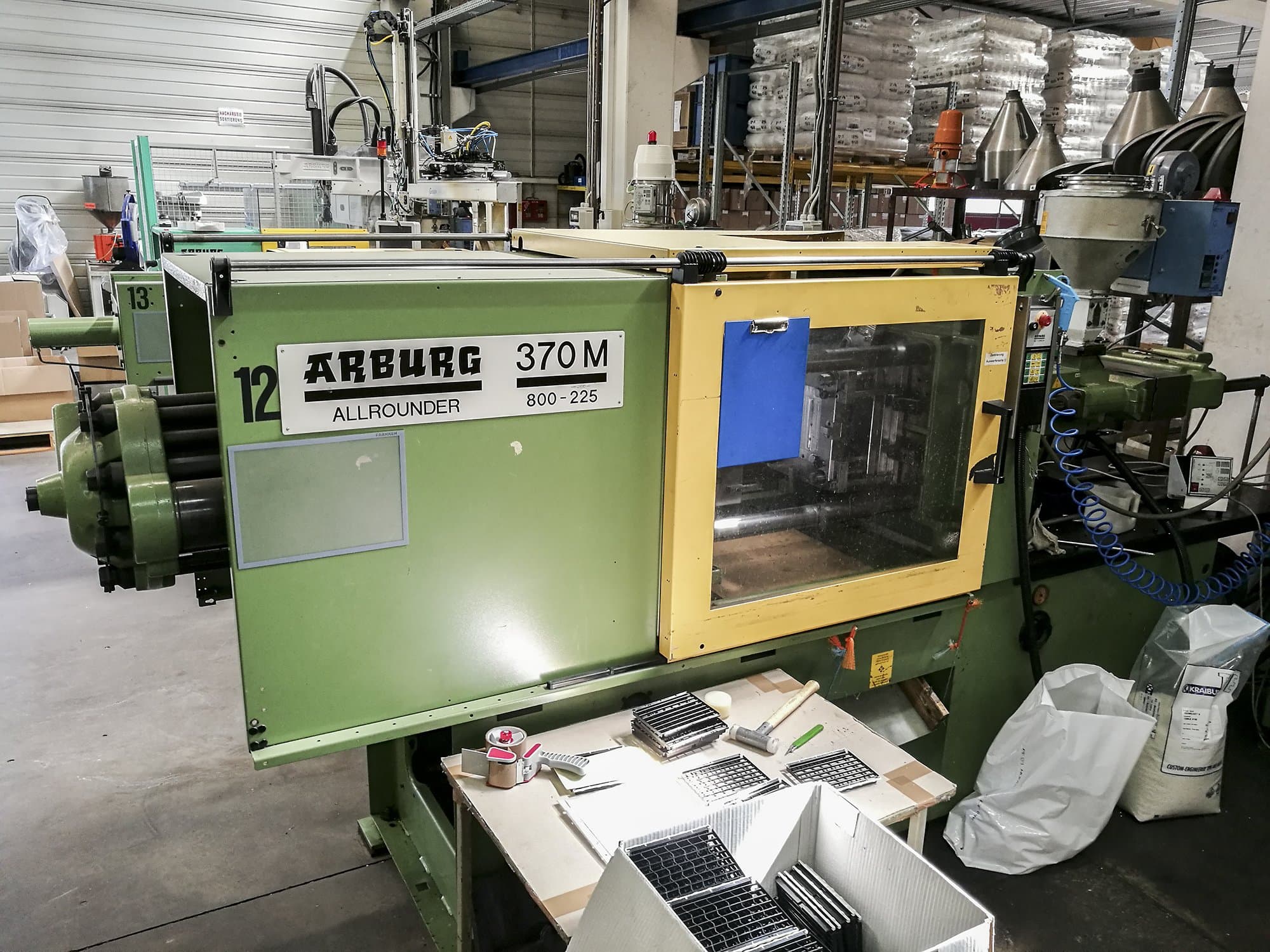 Čelní pohled  na Arburg 370M 800-225 stroj