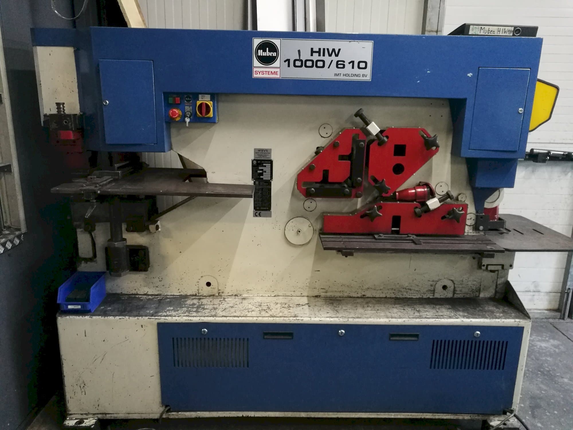 Čelní pohled  na Mubea HIW 1000/610  stroj