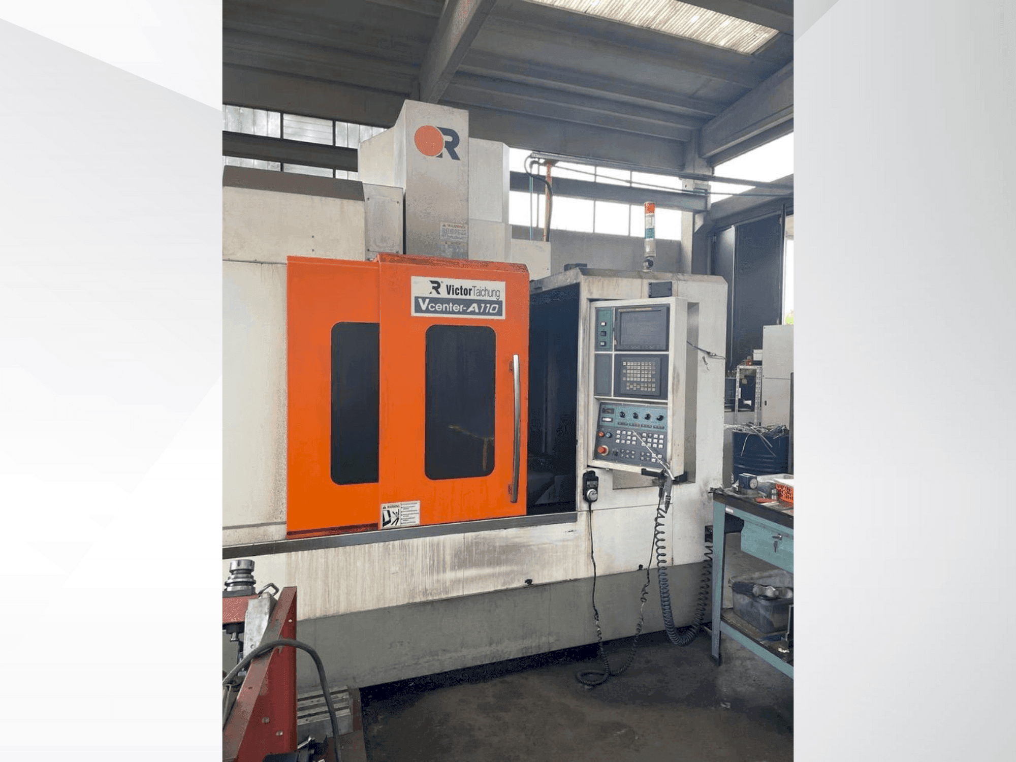 Čelní pohled  na Victor Vcenter A-110  stroj