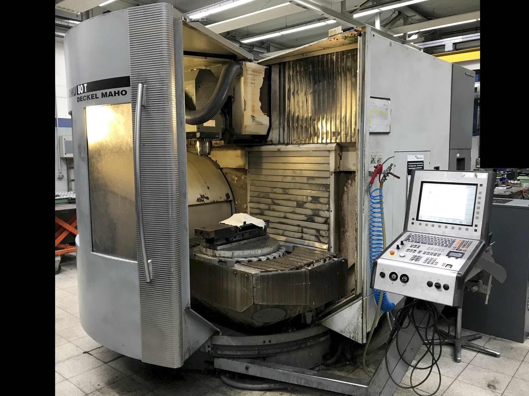 Čelní pohled  na DECKEL MAHO DMU 80 T  stroj