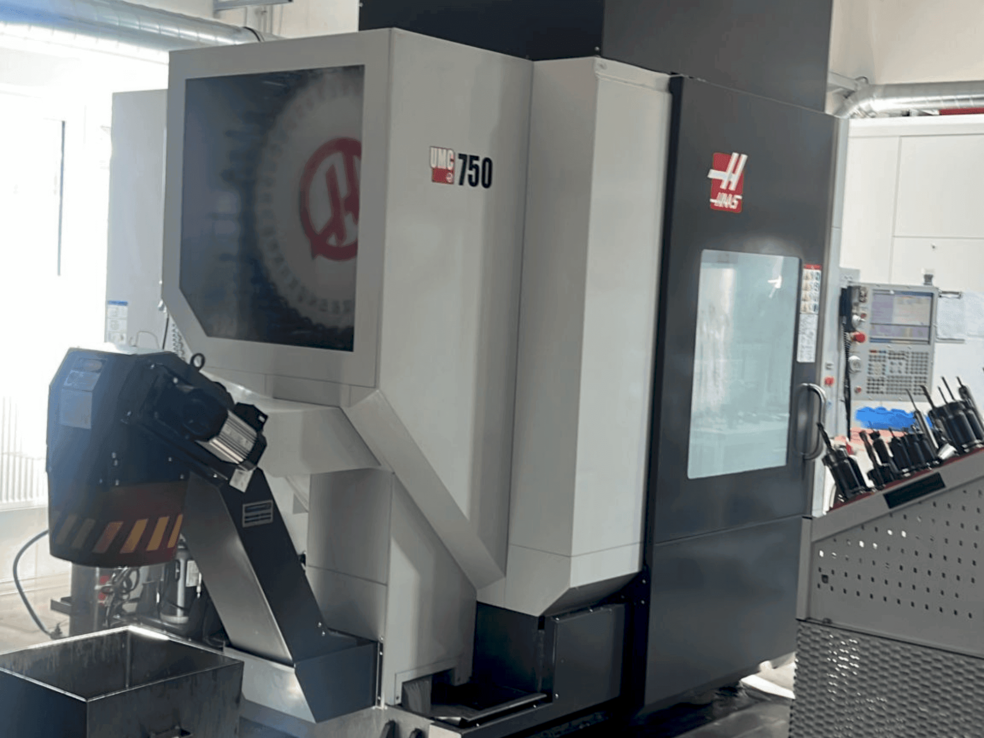 Čelní pohled  na HAAS UMC-750  stroj