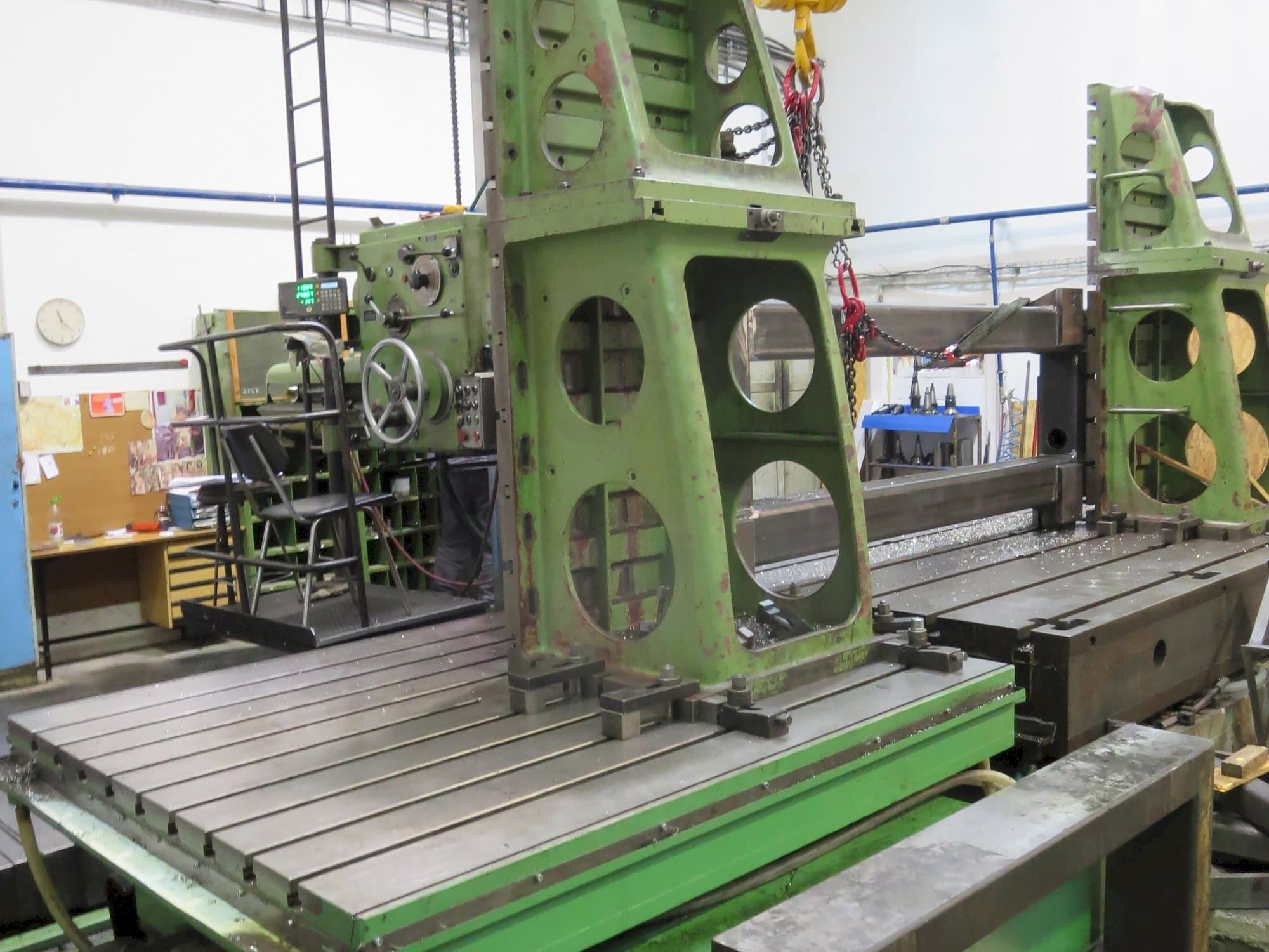 Čelní pohled  na TOS HP 100  stroj