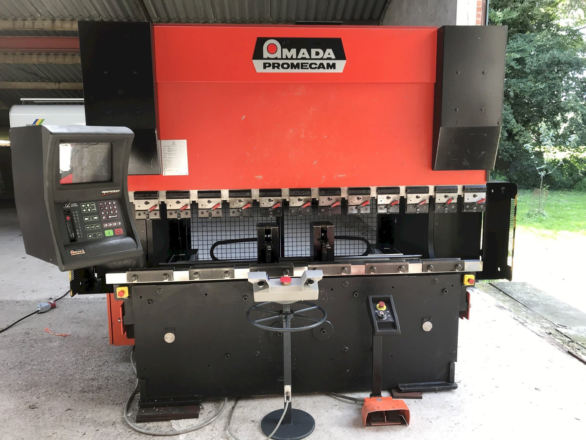 Čelní pohled  na AMADA Promecam HFBO  stroj