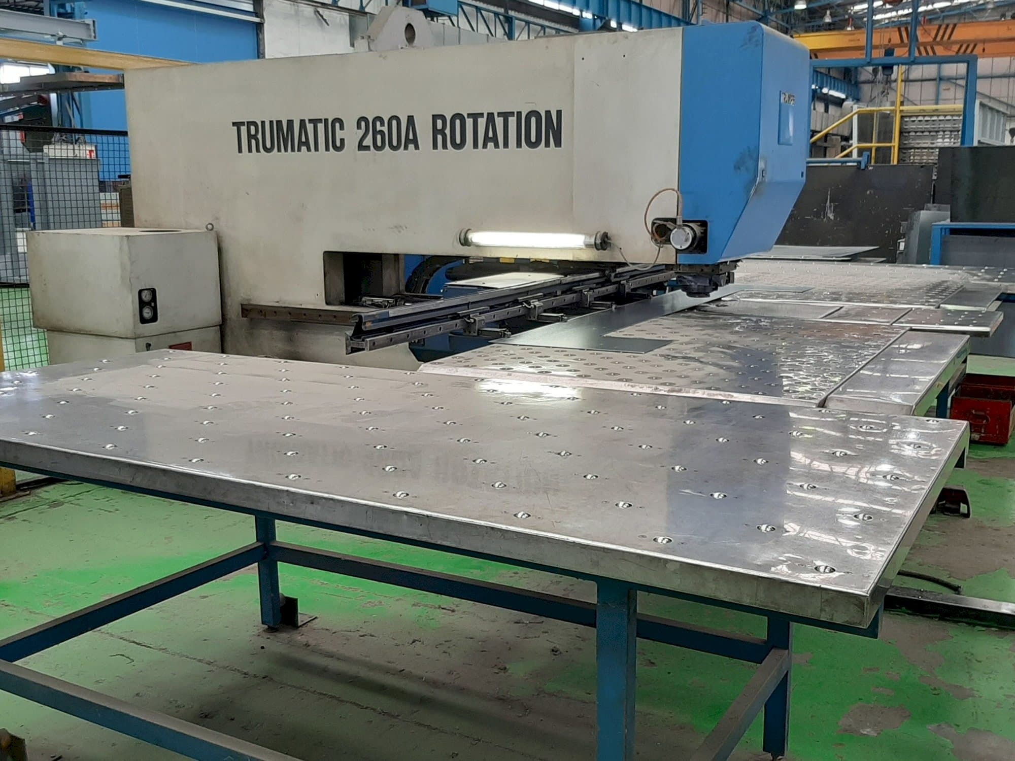 Čelní pohled  na Trumpf Trumatic 260A Rotation  stroj