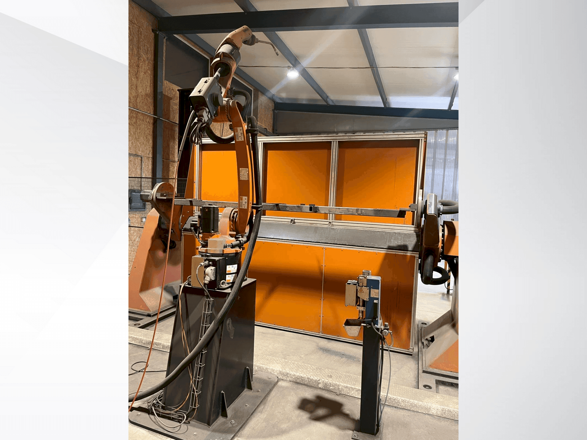 Čelní pohled  na KUKA KR8 R2100-2 arc HW  stroj