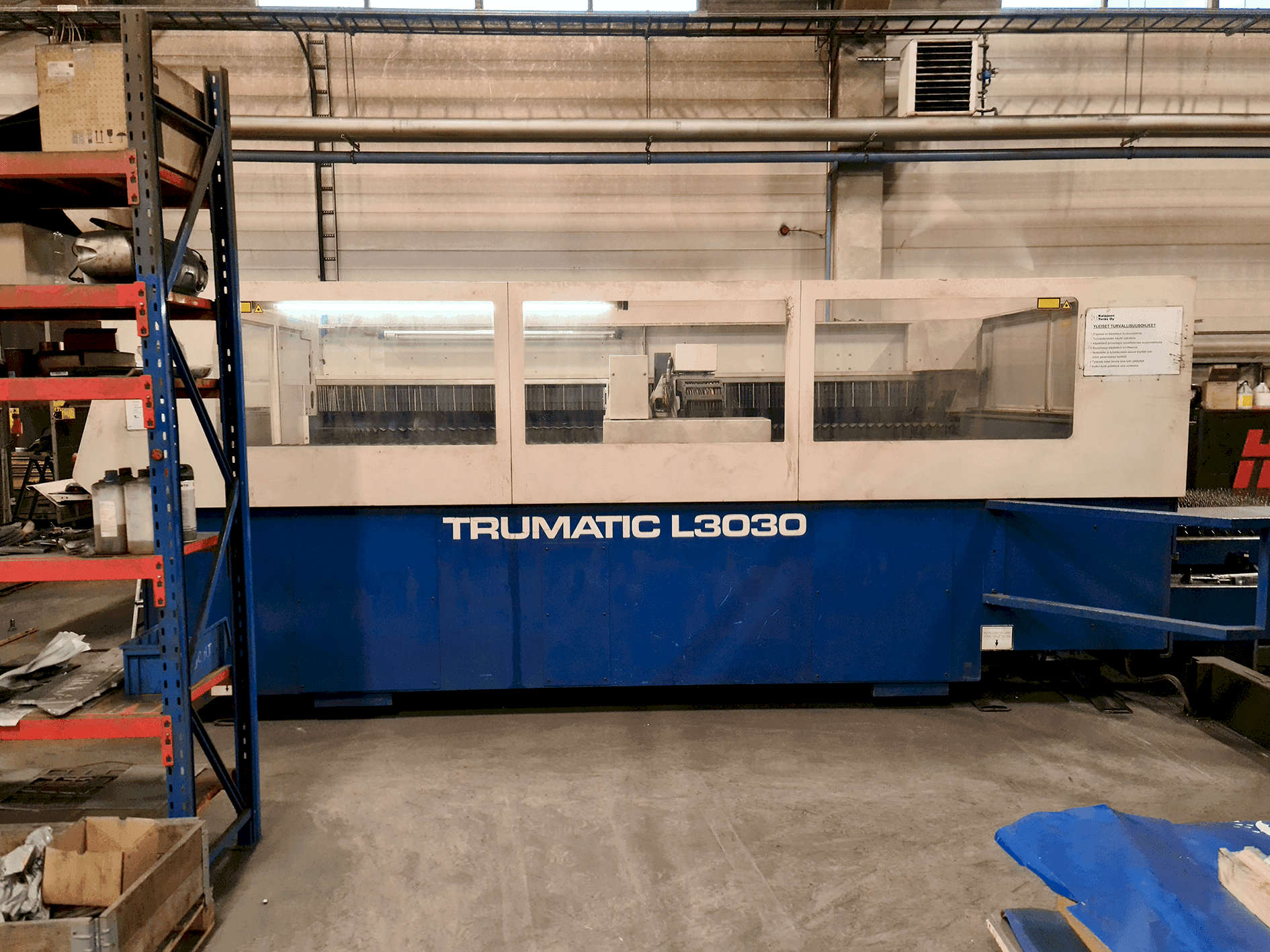 Čelní pohled  na Trumpf Trumatic L3030 4kW  stroj