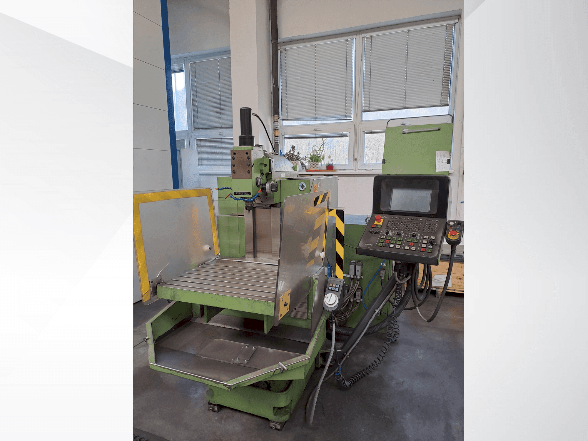 Čelní pohled  na DECKEL FP 3A (1999)  stroj