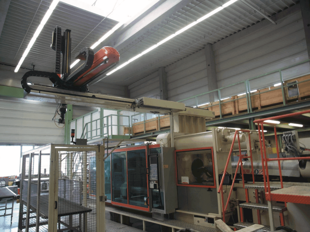 Čelní pohled  na Krauss Maffei 650-6100 CM  stroj