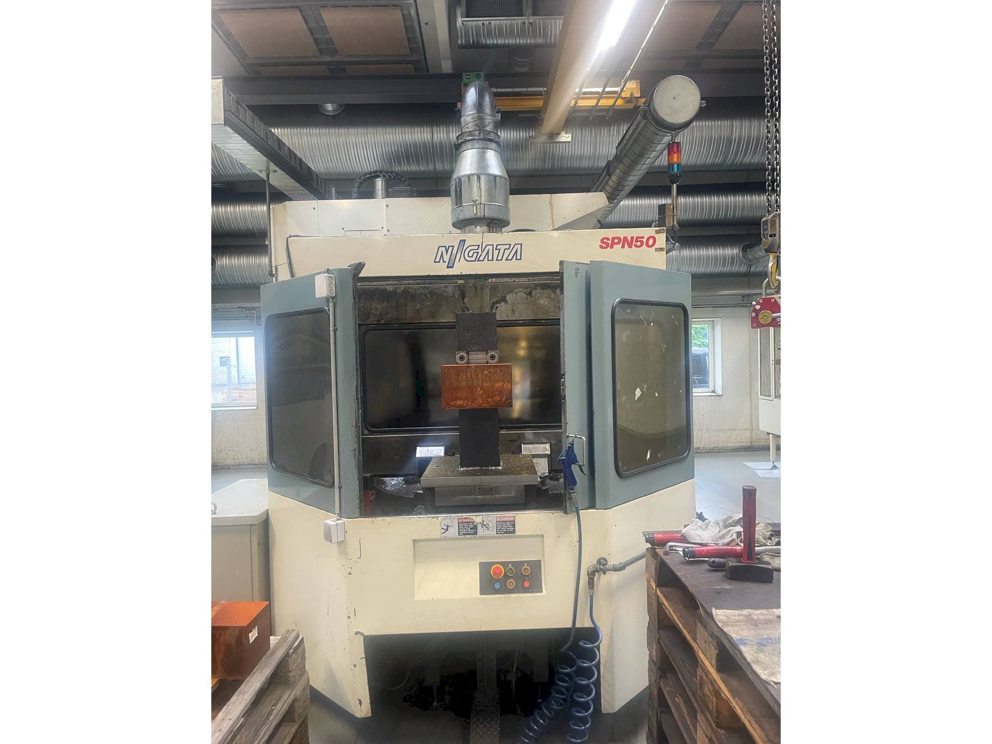 Čelní pohled  na Niigata SPN 50  stroj
