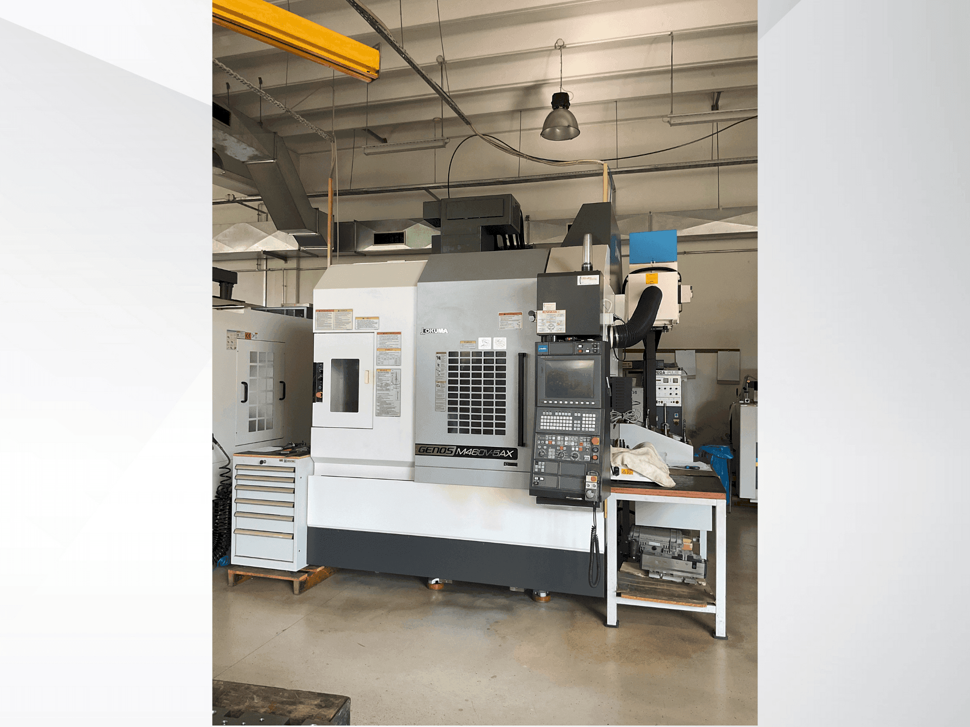 Čelní pohled  na Okuma GENOS M460V-5AX  stroj
