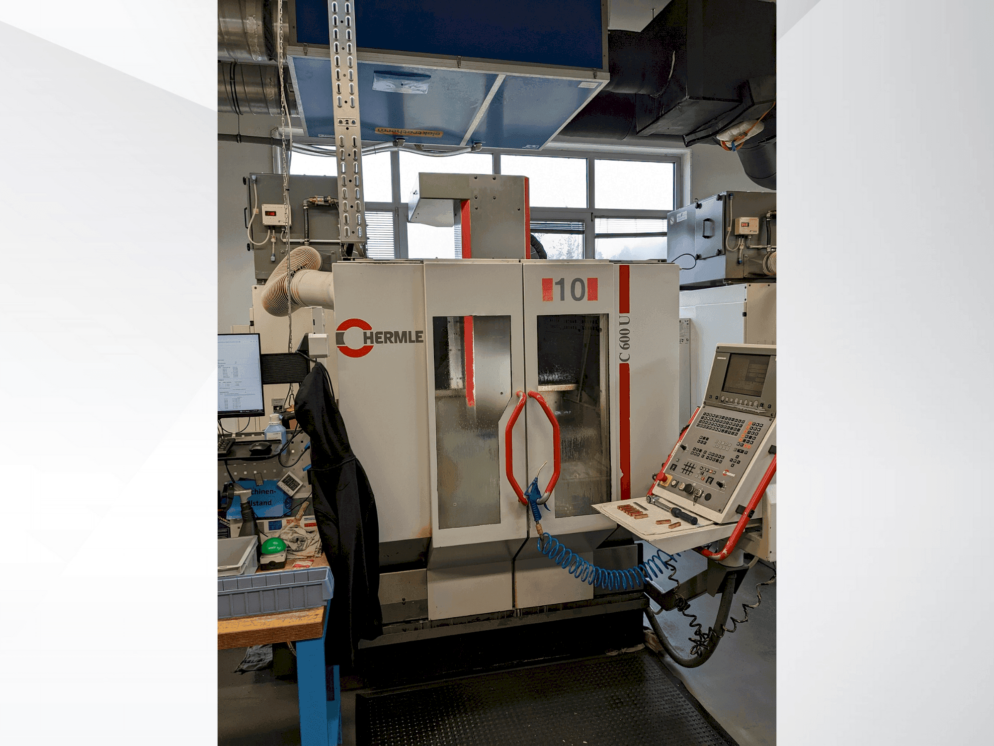 Čelní pohled  na HERMLE C600U  stroj