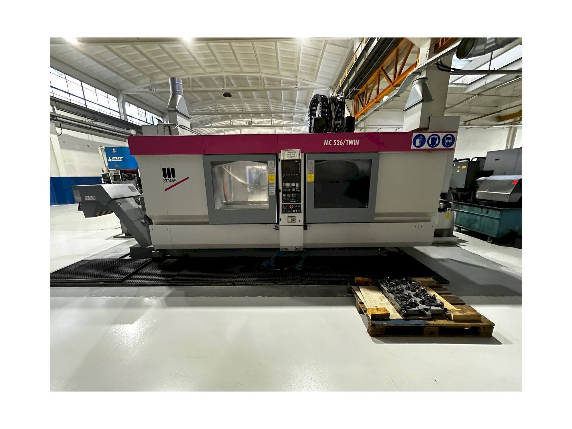 Čelní pohled  na STAMA MC 526 / TWIN  stroj