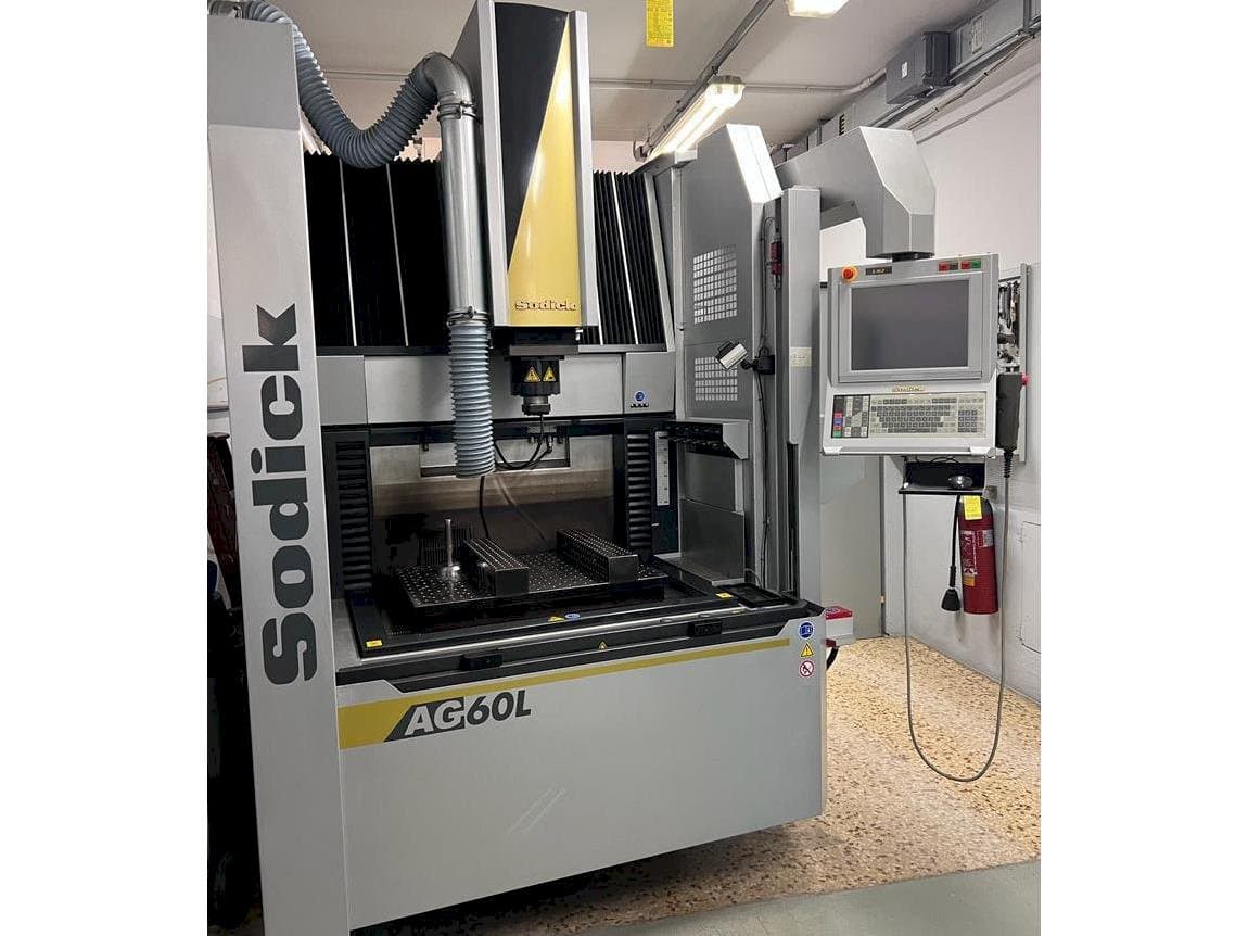 Čelní pohled  na Sodick AG 60L  stroj