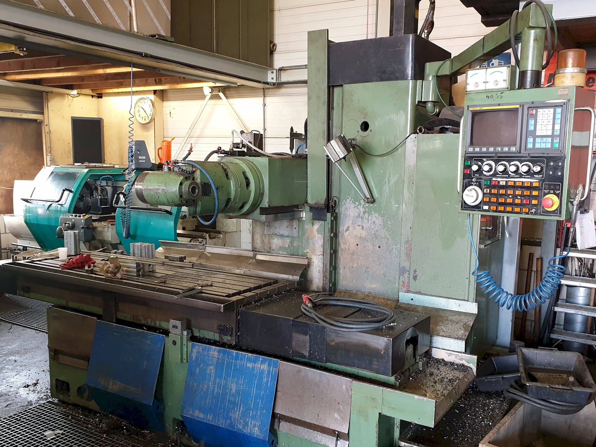 Čelní pohled  na YCM X 1800 stroj