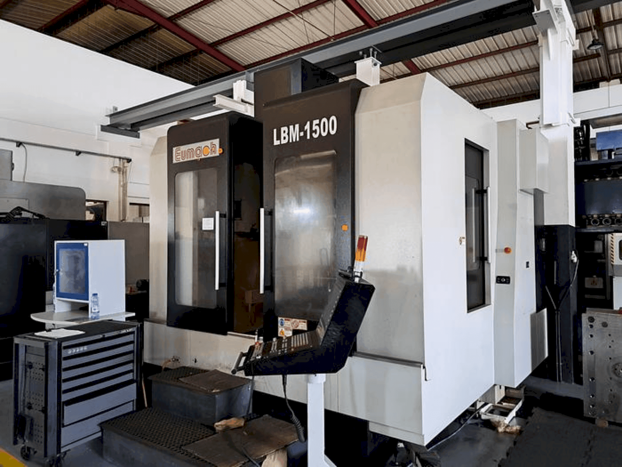 Čelní pohled  na Eumach LBM-1500  stroj