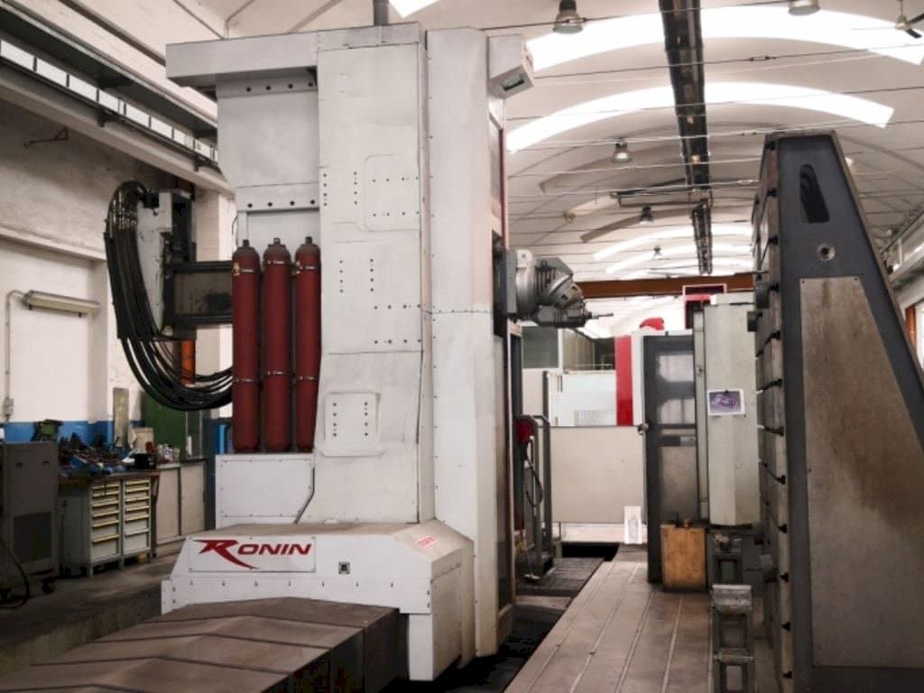 Čelní pohled  na FPT Ronin  stroj