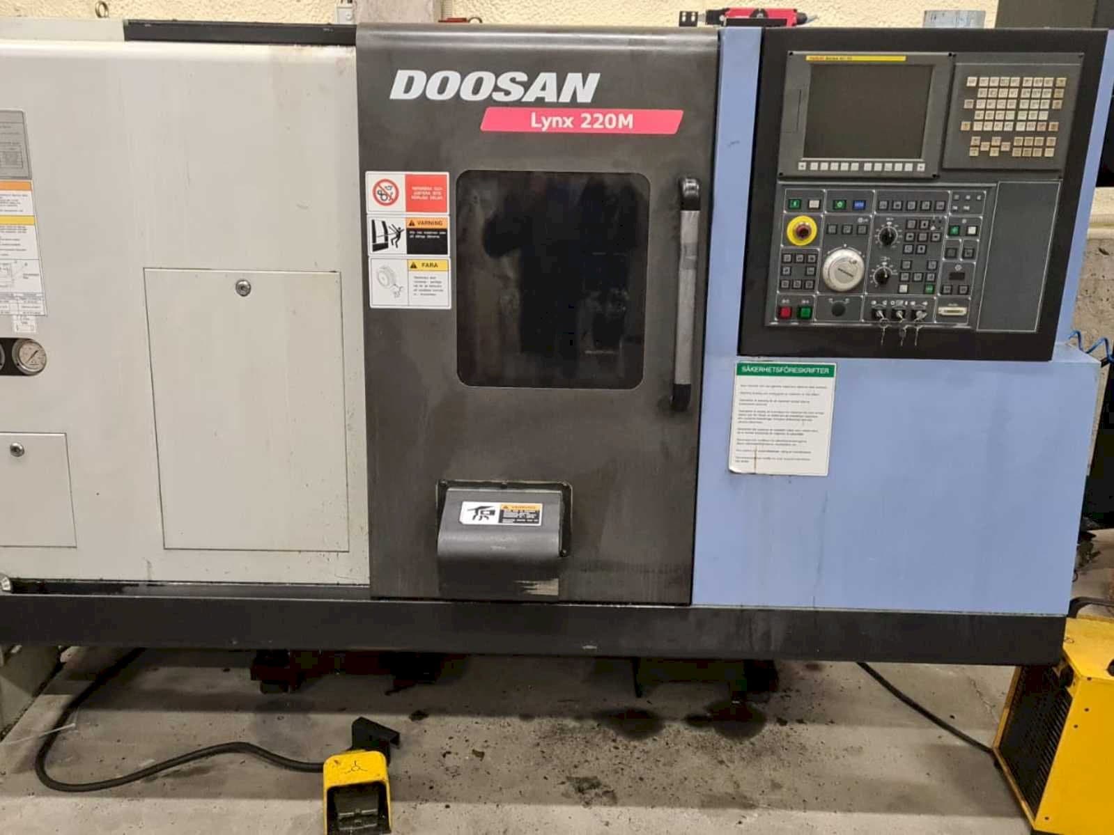Čelní pohled  na Doosan Lynx 220MA + bar feeder LNS Express  stroj