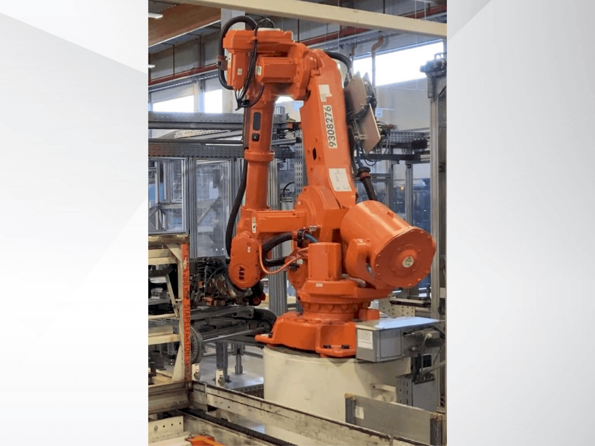 Čelní pohled  na ABB IRB 6640-130/320  stroj