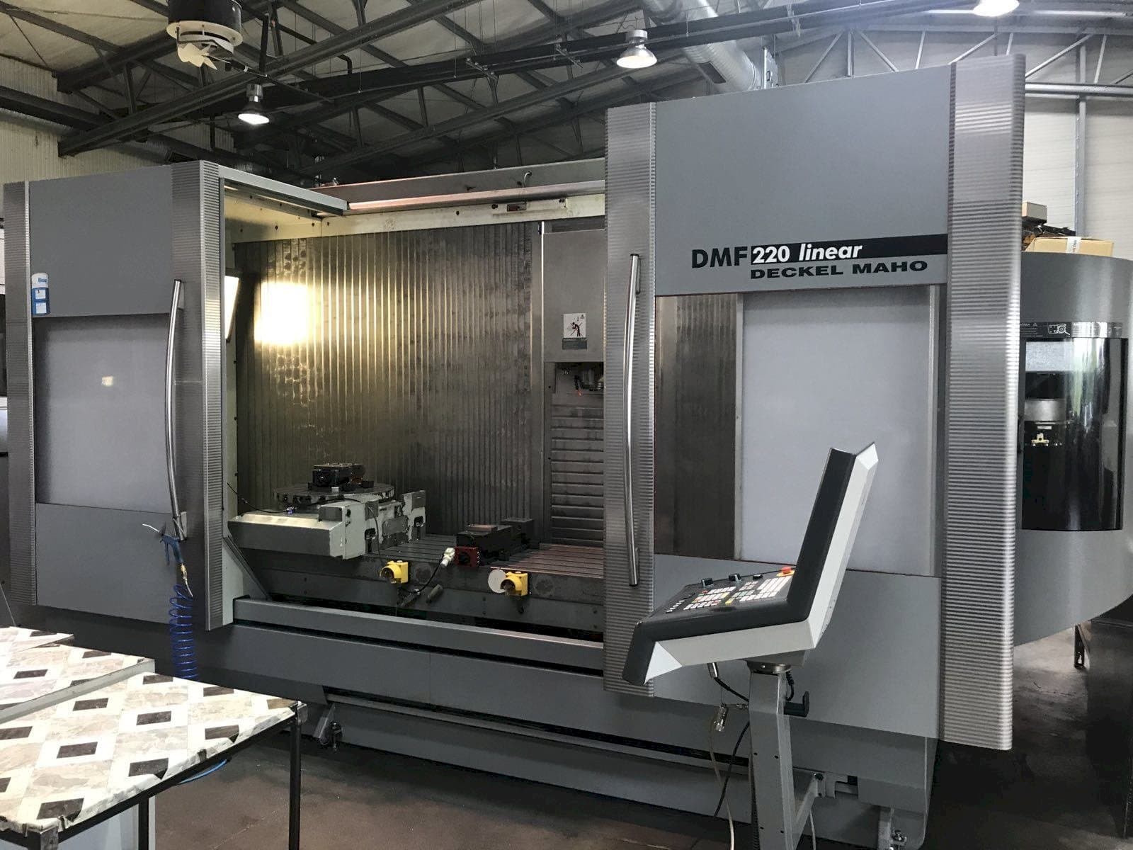 Čelní pohled  na DECKEL MAHO DMF 220 Linear  stroj