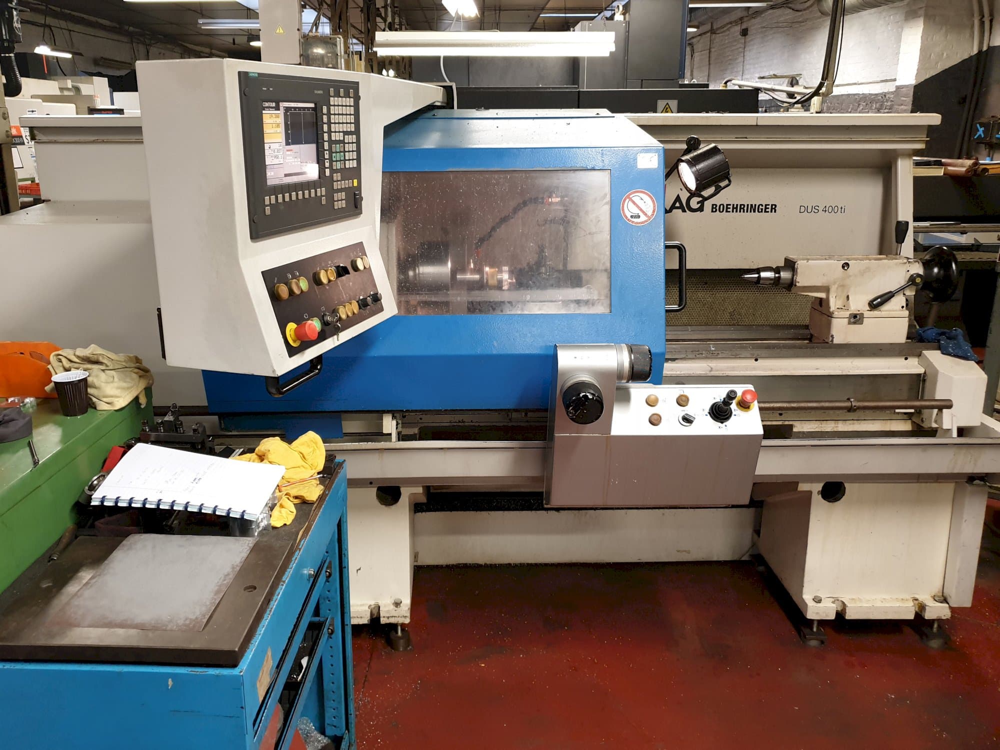 Čelní pohled  na BOEHRINGER DUS 400 ti stroj