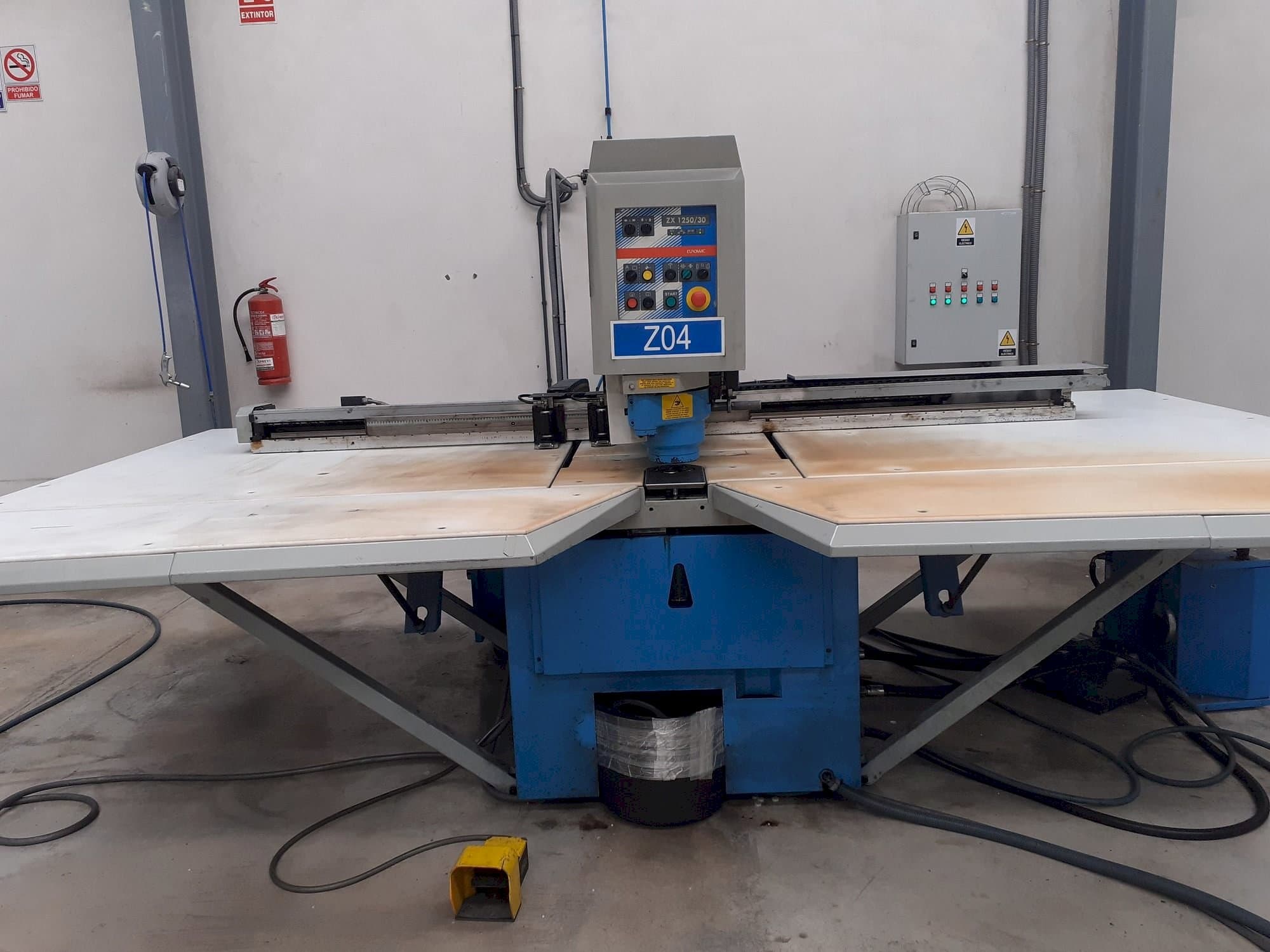 Čelní pohled  na Euromac ZX125-30  stroj