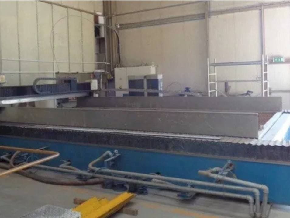 Čelní pohled  na YC Industry YCWJ-3742-L3060  stroj