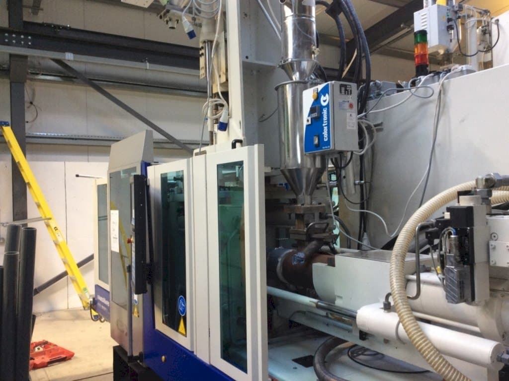 Čelní pohled  na Krauss Maffei 80-180-55 CX V  stroj