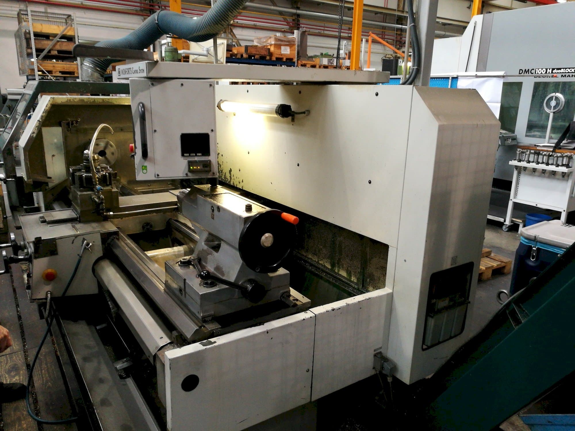 Čelní pohled  na Monforts KNC 6  stroj