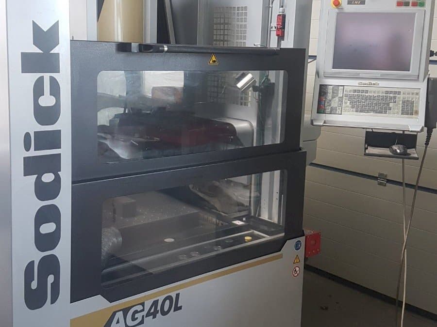 Čelní pohled  na Sodick AG40L  stroj