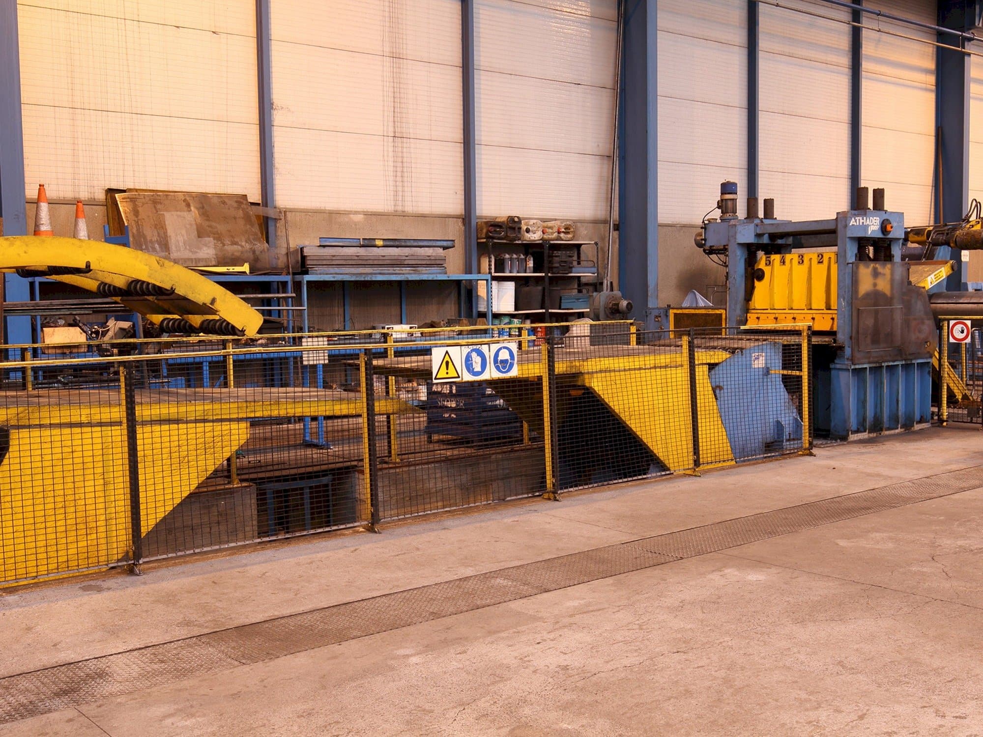 Čelní pohled  na ATHADER J21  stroj