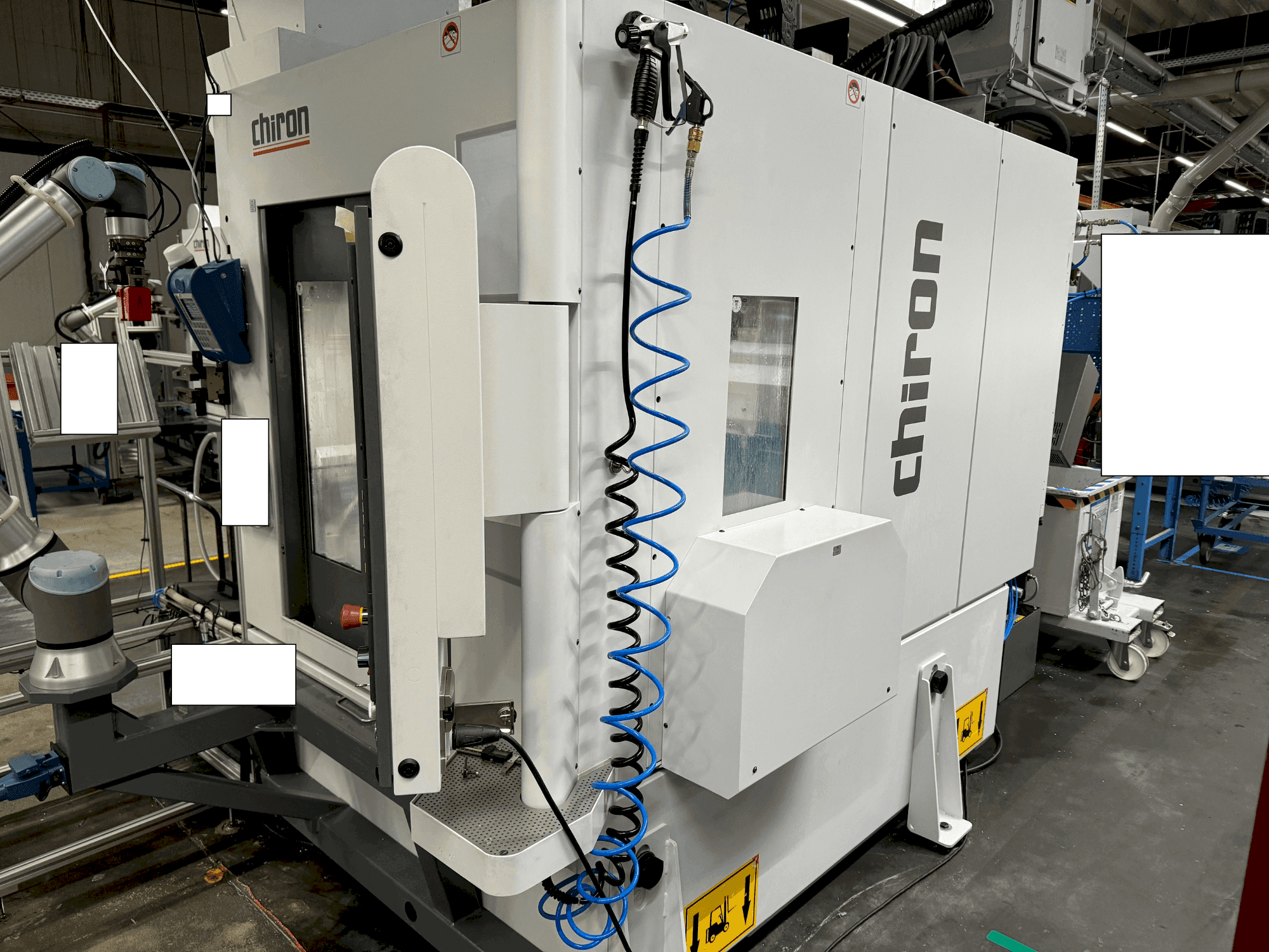 Čelní pohled  na CHIRON FZ12 FX  stroj