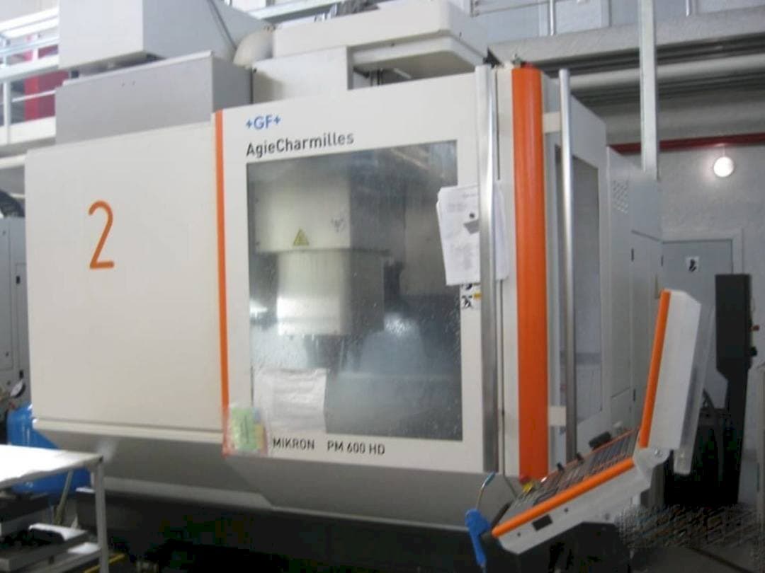 Čelní pohled  na AgieCharmilles Mikron HPM 600 HD  stroj