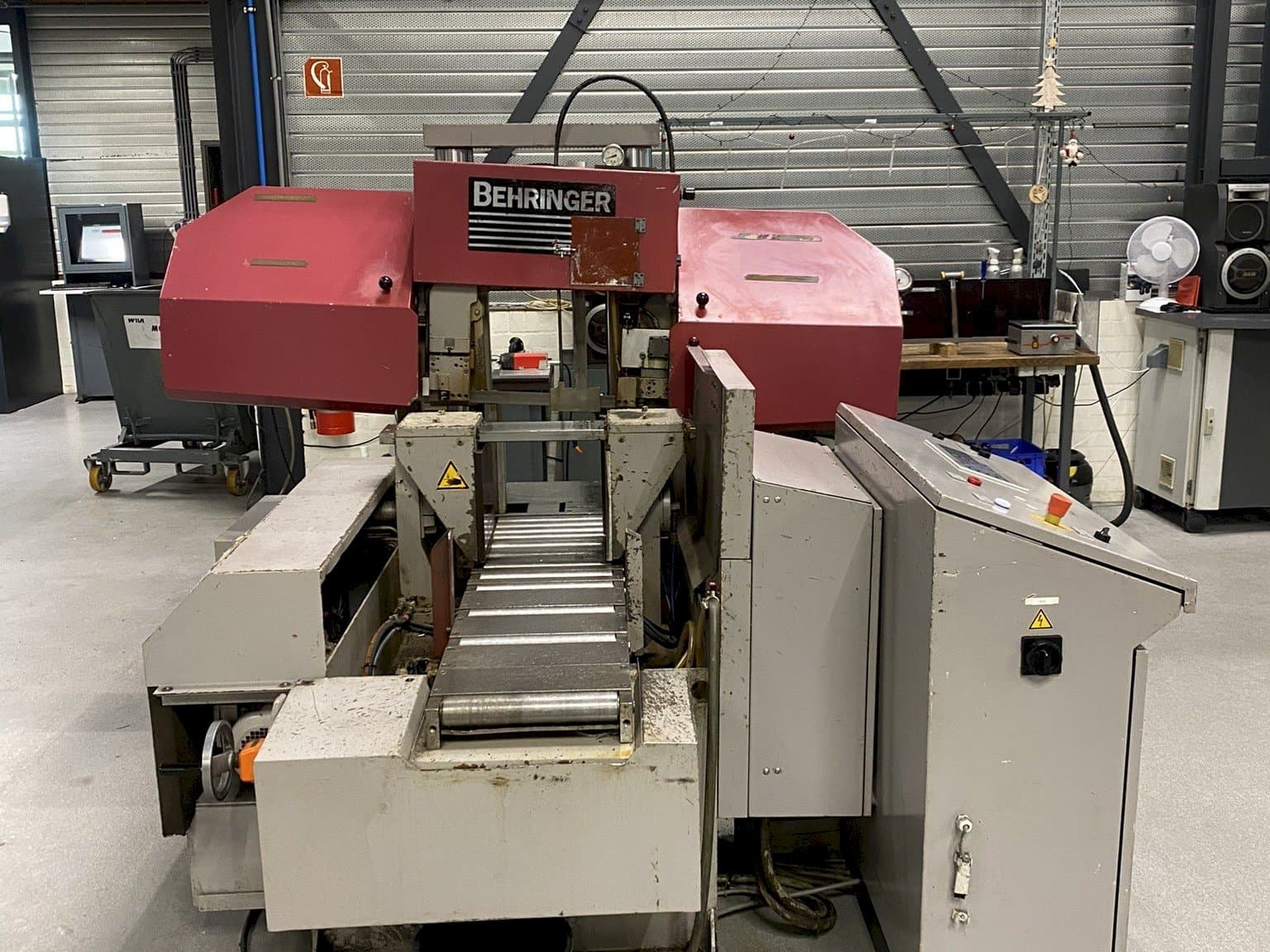 Čelní pohled  na Behringer HPB 303A  stroj