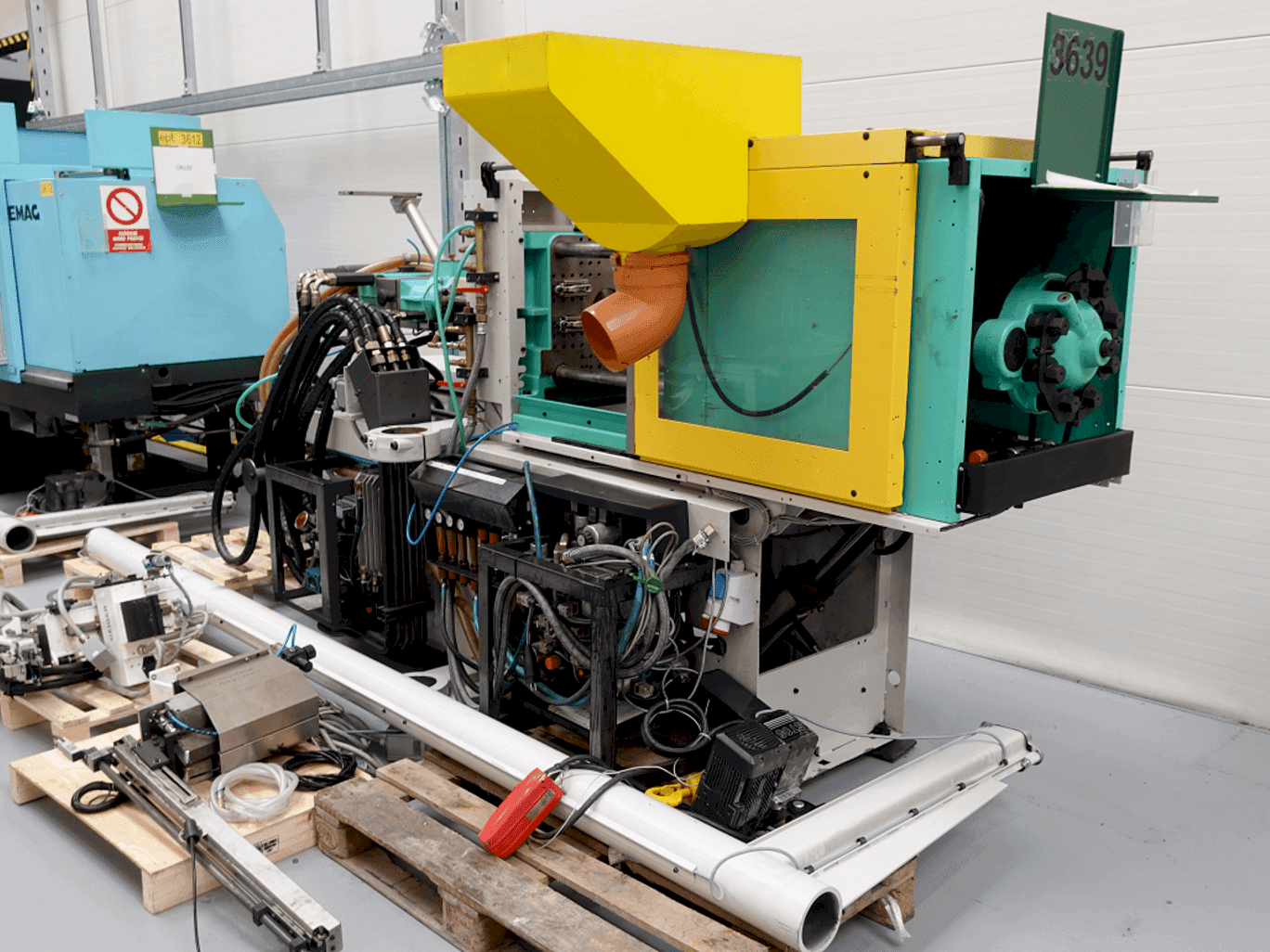 Čelní pohled  na Arburg ALLROUNDER 320C–500–100U  stroj