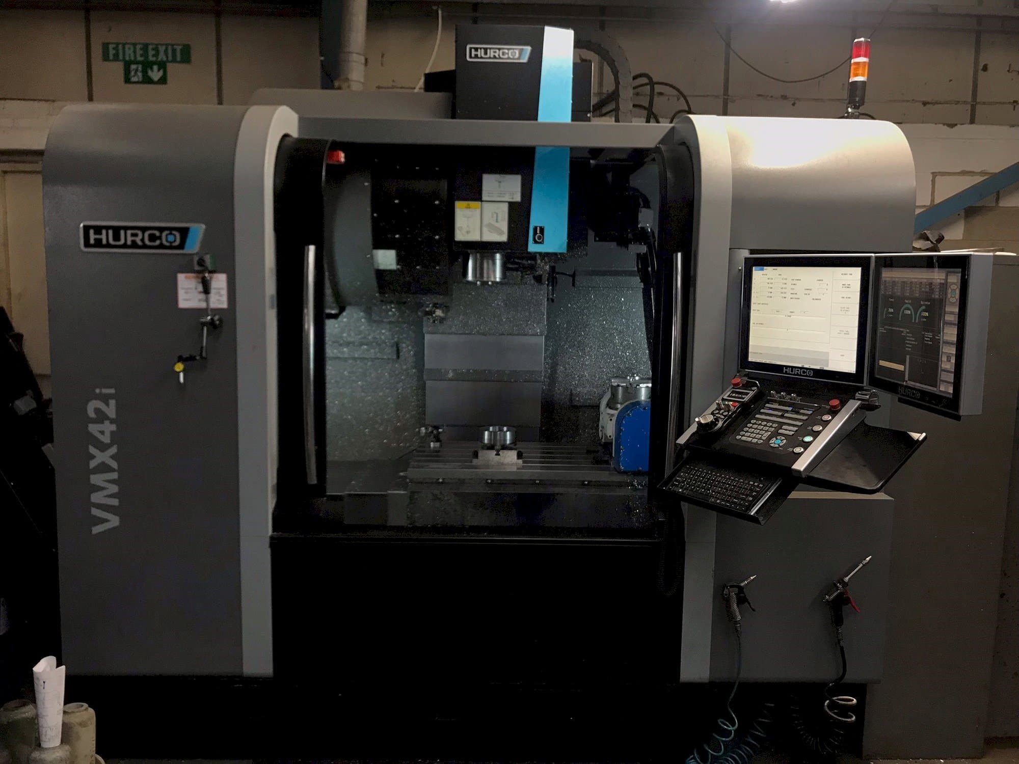 Čelní pohled  na Hurco VMX42i  stroj