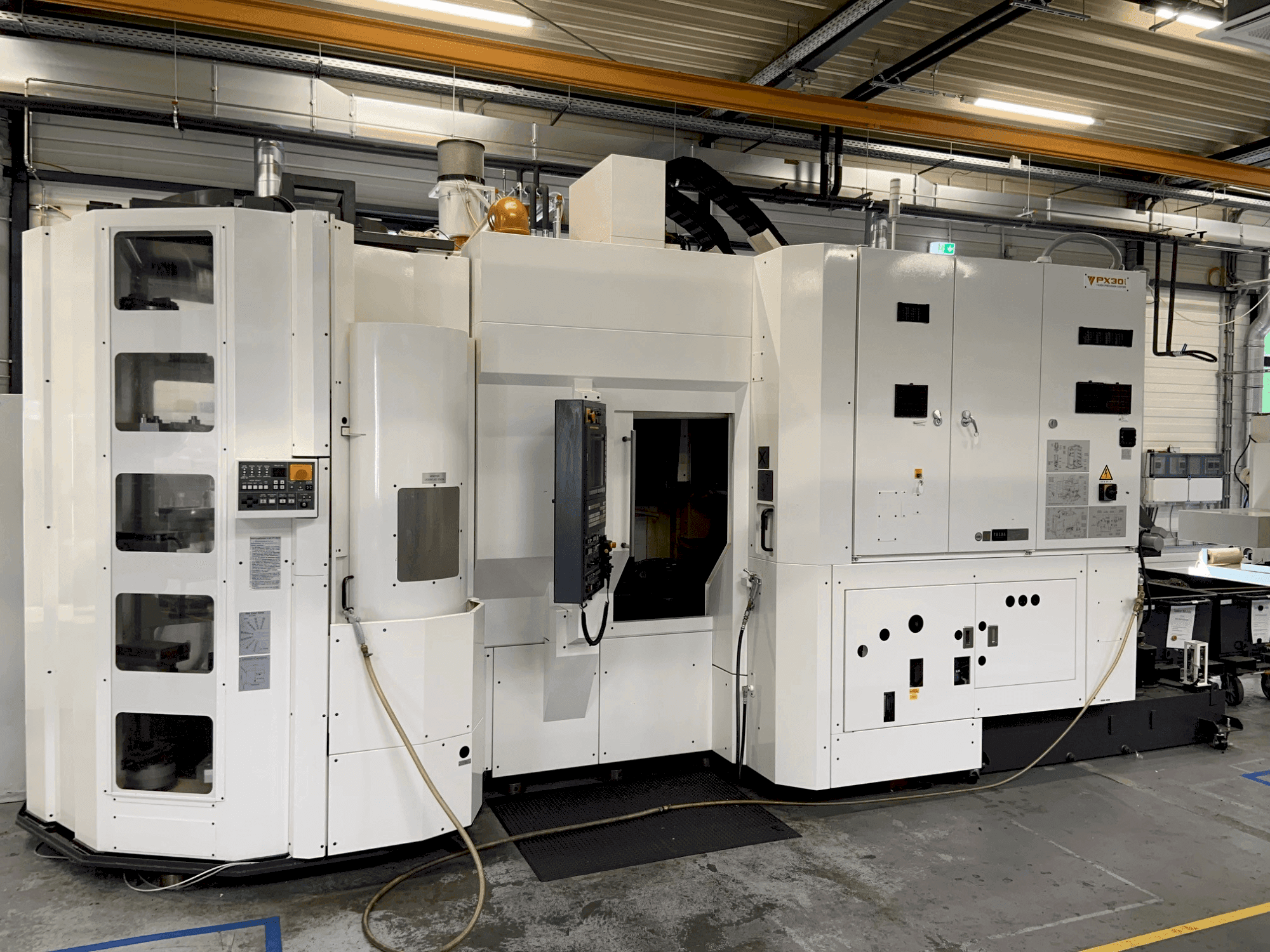 Čelní pohled  na YASDA Px30i  stroj