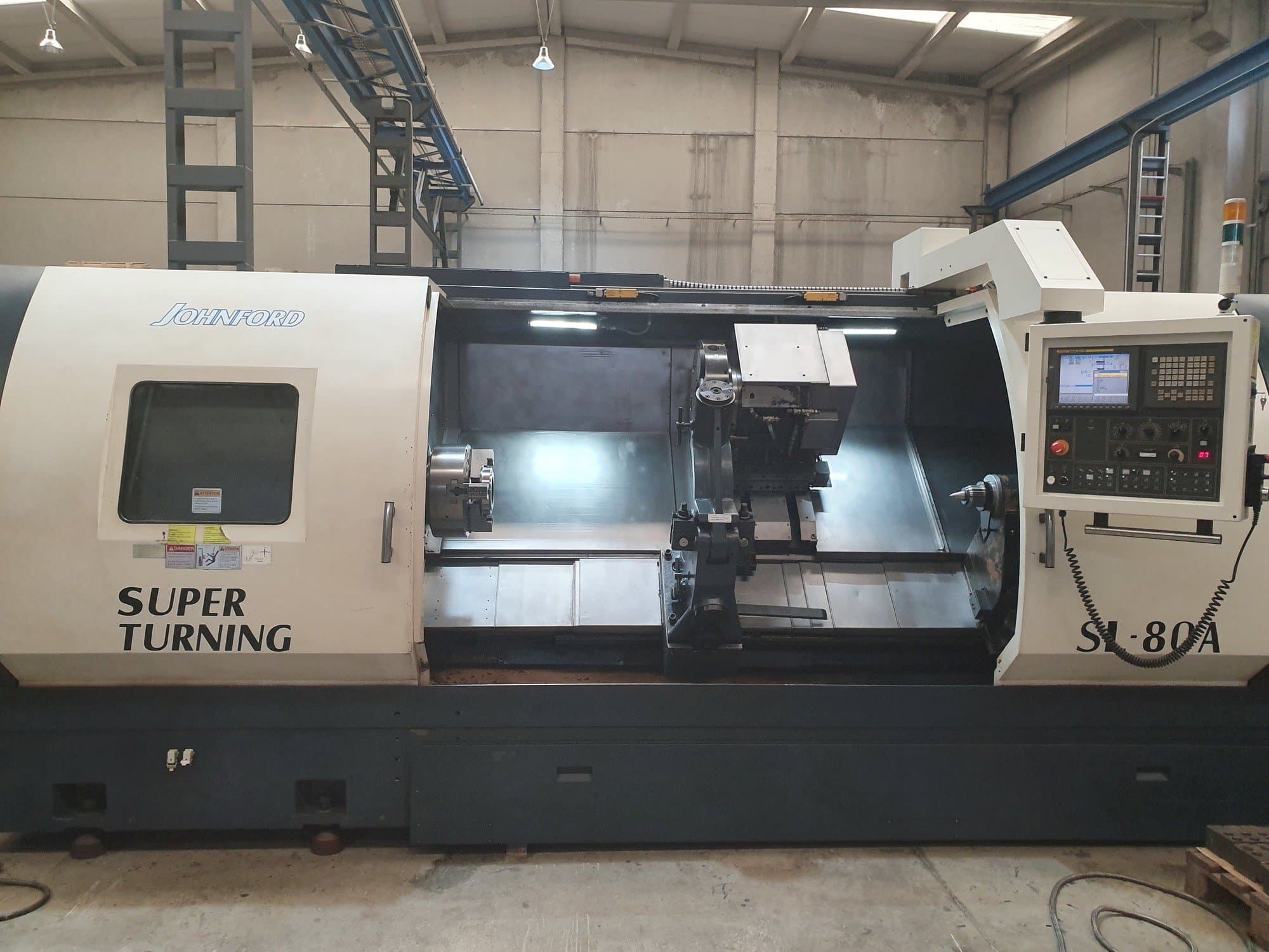 Čelní pohled  na Johnford SL-80A  stroj